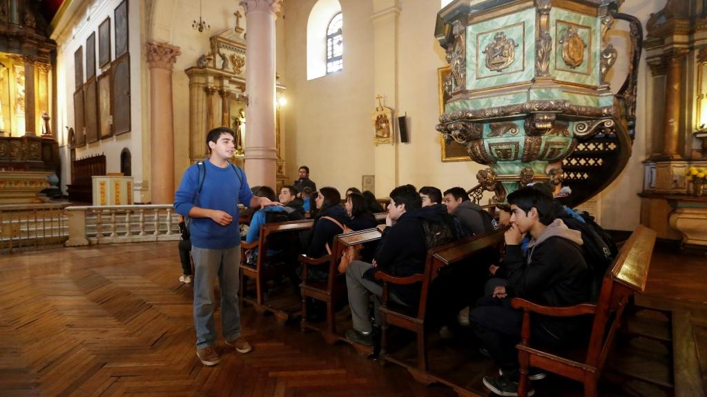 Estudiantes en la Iglesia Recoleta Dominica