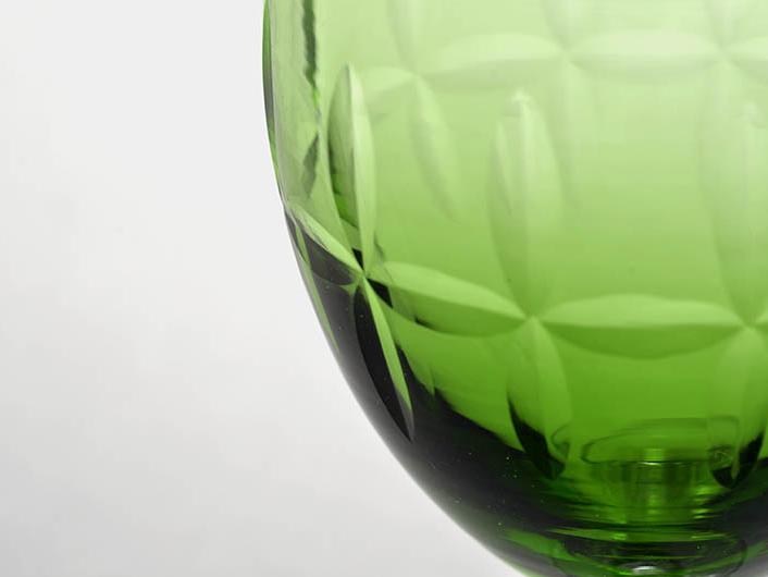 Copa de vino blanco, modelo Lima. Cristal Yungay. Chile, siglo XX. N° de Inventario: 24.12.5. Fotografía: Jorge Osorio.