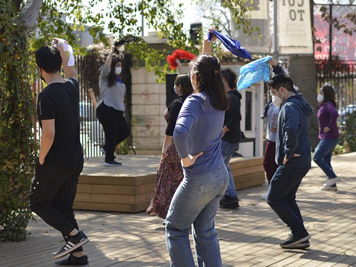 Personas bailando cueca