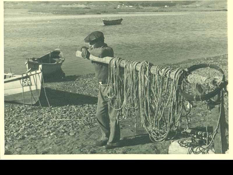 Hombre en la orilla del mar