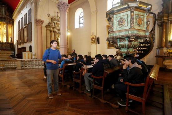 Estudiantes en la Iglesia Recoleta Dominica