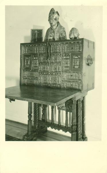 Bargueño y esculturas