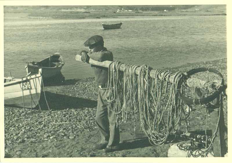 Hombre en la orilla del mar